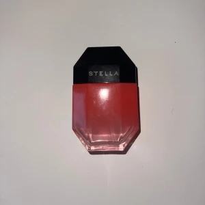 Stella McCartney parfym - parfym från Stella McCartney i en snygg glasflaska. Luktar otroligt gott! Säljer för 150! 20 ml✨✨✨