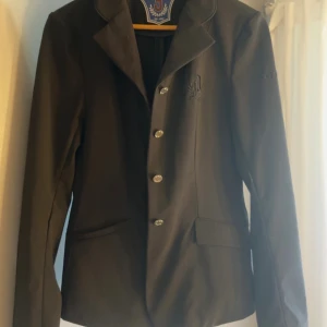 Ridkavaj  - Säljer min Ridkavaj som är i väldigt bra skick. Ligger bara och skräpar i garderoben 