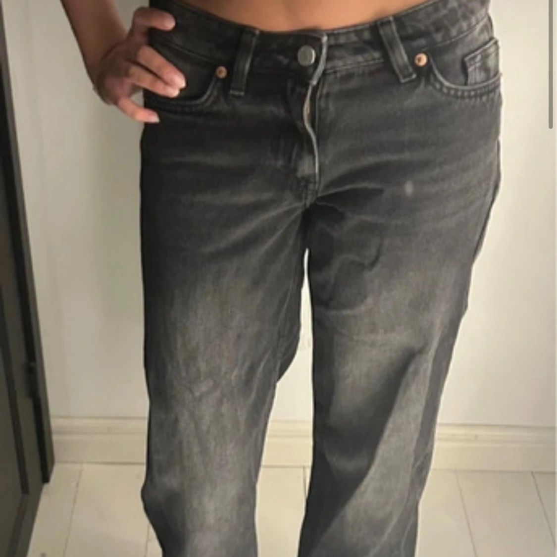Grå wide jeans från Monki - 1