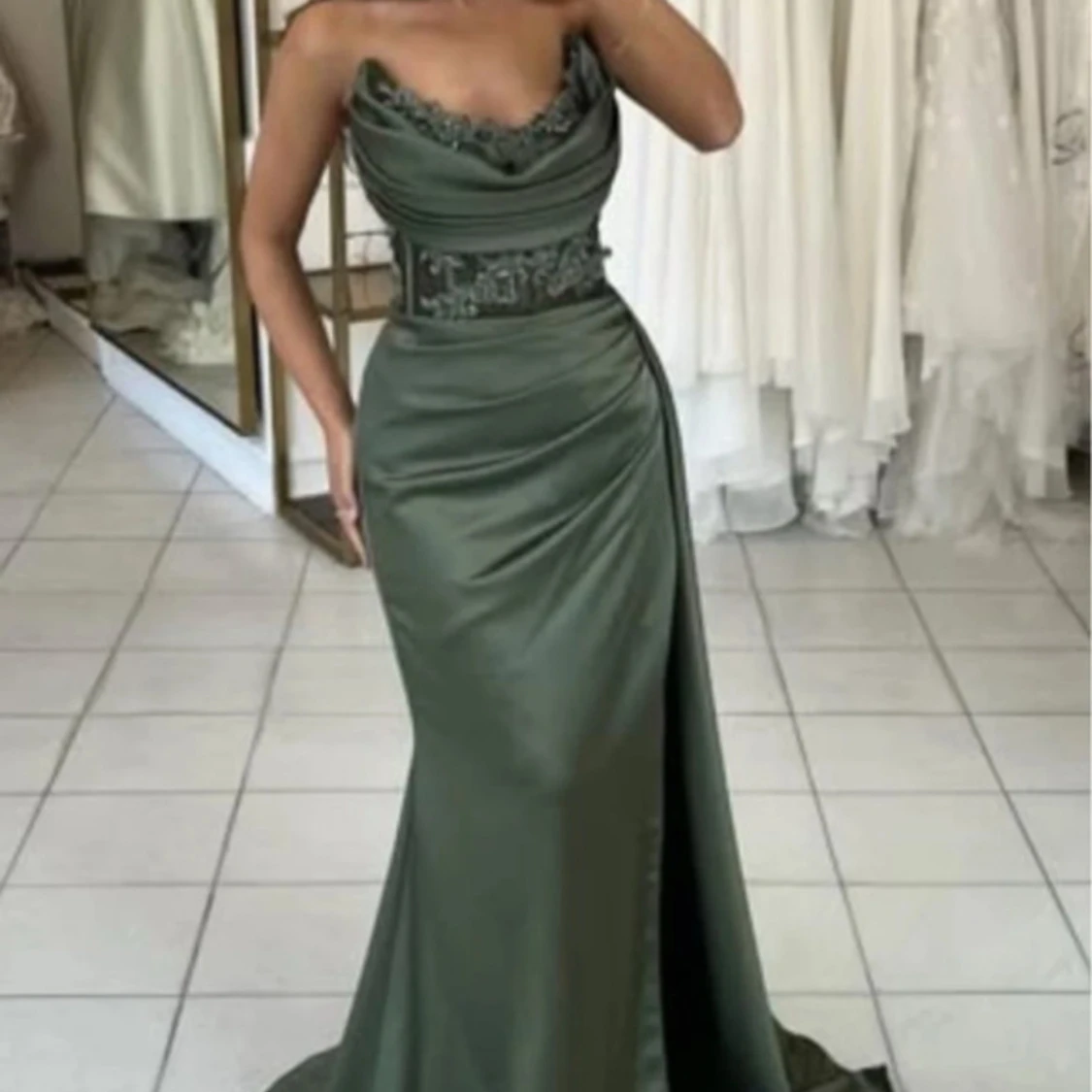 Grön långklänning med spetsdetaljer