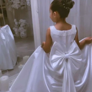 Vit långklänning med stor rosett - Barnklänning 6 år. Köpt från Australien. 