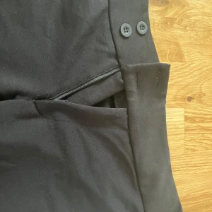 Svarta kostymbyxor från Nelly - svarta kostymbyxor från nelly, står storlek s på lappen och M i byxorna så vet inte; de satt som en s på mig iallafall. helt nya 