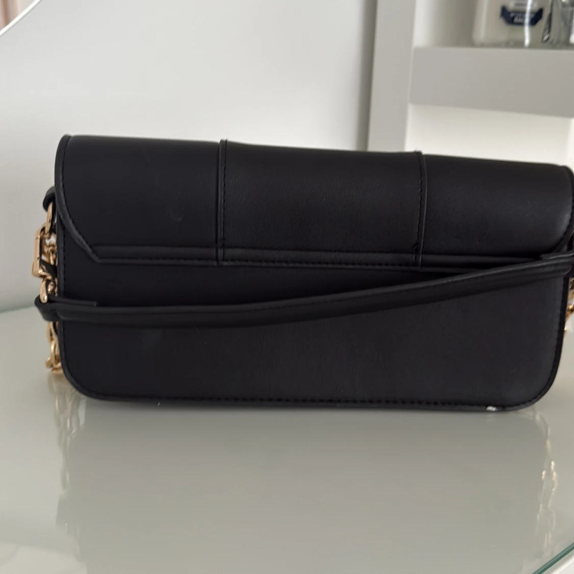 Svart axelväska med guldkedja från AVA - 3