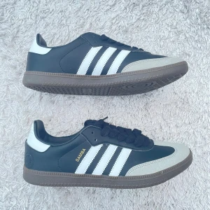 Adidas Samba sneakers svart/vit - Klassiska Adidas Samba sneakers aldrig använda och i bra skick Priset går att diskuteras