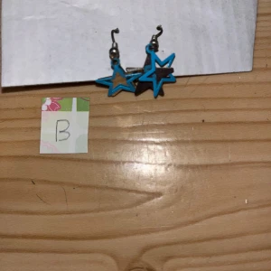 Korvakorut - Siniset tähti korvakorut. Desinfioitu ja puhdistettu käytön jälkeen. Eläintalous MMM, lisätietoja saa kysymällä Katso myös muut ilmoitukseni Tarjoa 