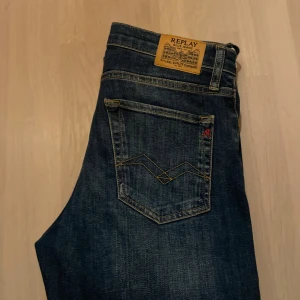 Blå Replay jeans 14y - Säljer ett par blåa replay jeans. Modell: SUBJEY. DE ÄR ENDAST ANVÄNDA EN GÅNG. Säljer pågrund av att jag slutat använda de. Storlek: 14y 164. Perfekta för dig som söker stiliga, hållbara och bekväma jeans. Hör gärna av dig om du har några frågor eller liknande🙌