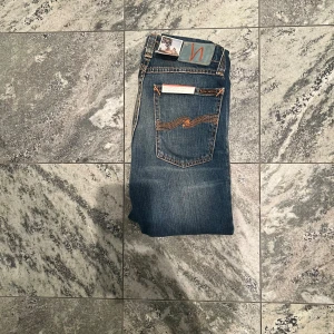 Nudie Jeans slim fit - Snygga blå jeans från Nudie Jeans, modell Tilted Tor. De har en slim passform och är nya med tags. Nypris runt 18 mitt pris 299.