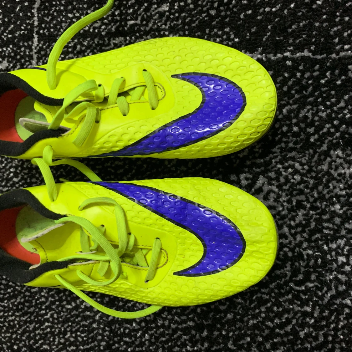 Neongula Nike fotbollsskor med lila detaljer - 1