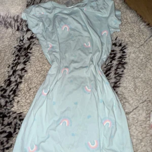 Ljusblå nattlinne med regnbågar - Ljusblå nattlinne med regnbågar. Bra skick och i storlek: S