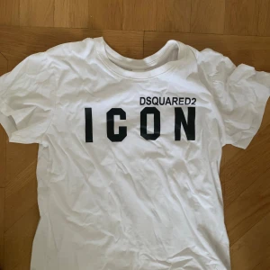 Vit Dsquared2 ICON t-shirt - Vit t-shirt från DSQUARED2 med stor svart 'ICON'-text på bröstet och klassisk rund hals.