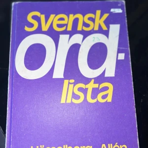 Svensk ordlista - Perfekt för dig som vill briljera med svenska språket! Denna ordlista hjälper dig att hitta rätt ord, stavning och förklaringar. Innehåller även listor över länder, städer, förnamn och förkortningar. Ett måste för studier, quiz och vardagsliv.