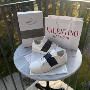 Valentino Opens - Vita - Säljer ett par Valentino Opens🙌🏻| Storlek 44 | Skick 10/10🔥-använda nån vecka | Allt og medföljer - box, bag, dashbag, inklusive Valentino confirmation card | Skriv vid minsta fundering 💭|