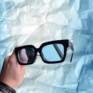 Blåa Solglassögon - Snygga solglasögon med ljusblåa glas. Skick oanvända⭐️ Pris kan diskuteras✌🏻 Hör av dig vid funderingar 🙌🏼