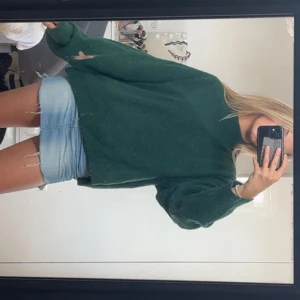 Mörkgrön stickad tröja  - Mysig mörkgrön stickad tröja med loose passform och långa ärmar. Tröjan har en enkel design utan synliga detaljer och är perfekt att slänga på sig när det är kyligt. Perfekt till hösten, står storlek xl men som referens är jag en xs-s och det är jag på bilderna💗