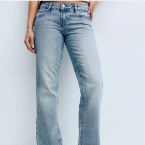 Scandi low straight jeans Gina Tricot - Ljusblå raka jeans från Gina Tricot i modellen Scandi low straight. Jeansen har låg midja och är små i storleken. Helt nya men returtiden gått ut pga lång semester. Oanvända. Nypris är 499:-