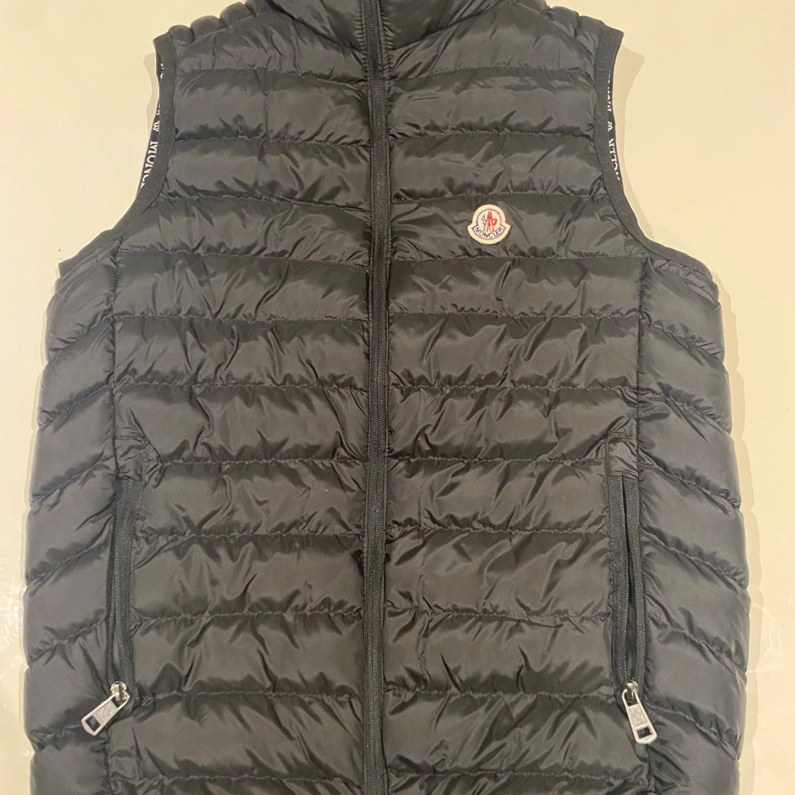 Svart dunväst från Moncler