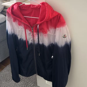 Moncler Windbreaker - Moncler Windbreaker, Cond 9/10 Flawless, Retail 11000kr, Tveka inte på att skicka ett meddelande vid frågor eller liknande🙌
