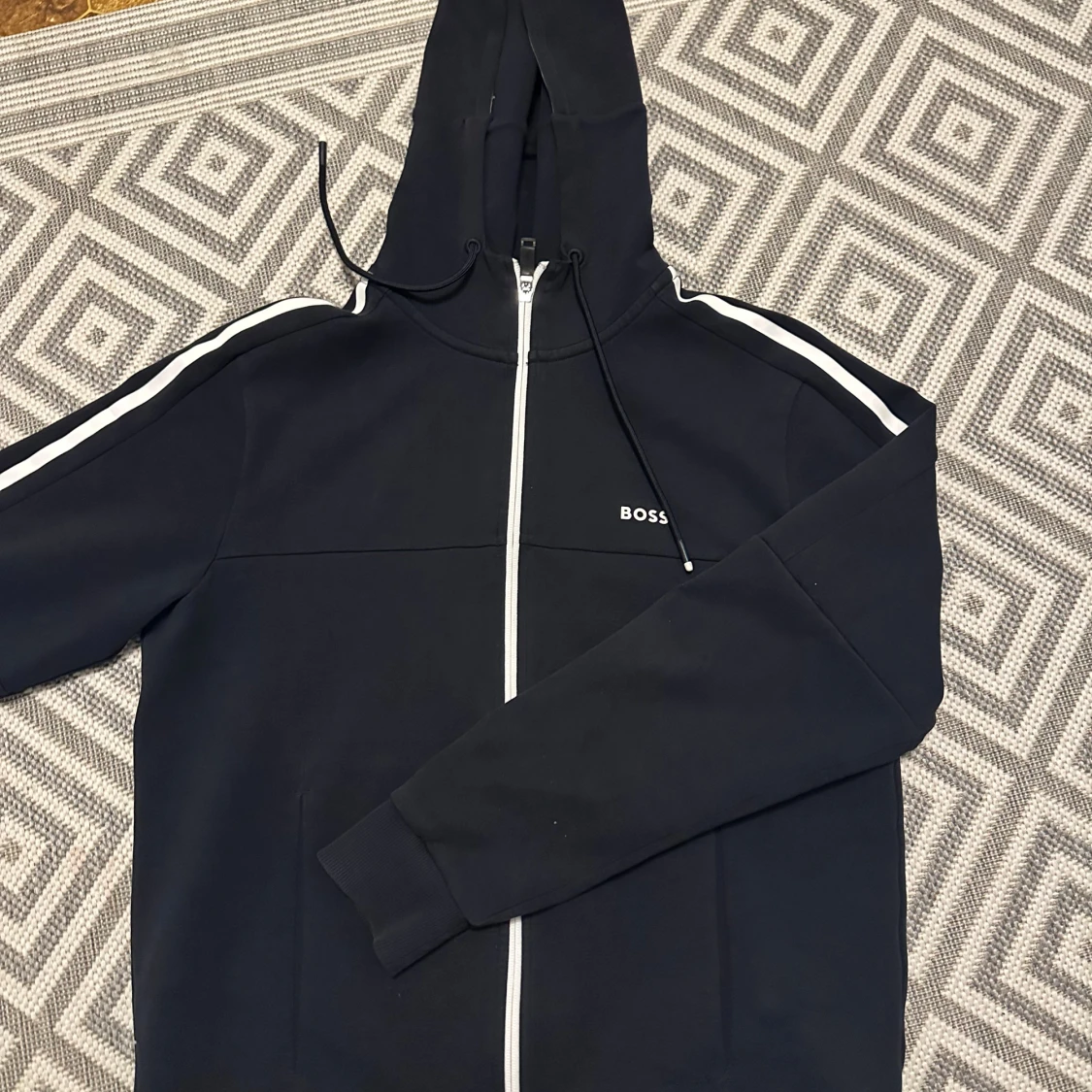 Svart hoodie från BOSS med vita ränder - 1