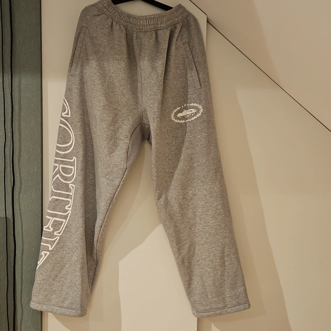 Grå mjukisbyxor från Corteiz, stl L