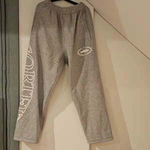 Grå mjukisbyxor från Corteiz, stl L - Grå mjukisbyxor från Corteiz perfekt för gym eller bara chill hemma. Pris kan diskuteras vid snabb affär 