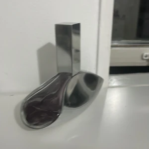 Modern parfym i futuristisk flaska - Snygg parfym från Calvin Klein med unik, futuristisk design. Perfekt för dig som gillar stilrena detaljer på hyllan. Volym och ingredienser syns ej på bilderna.