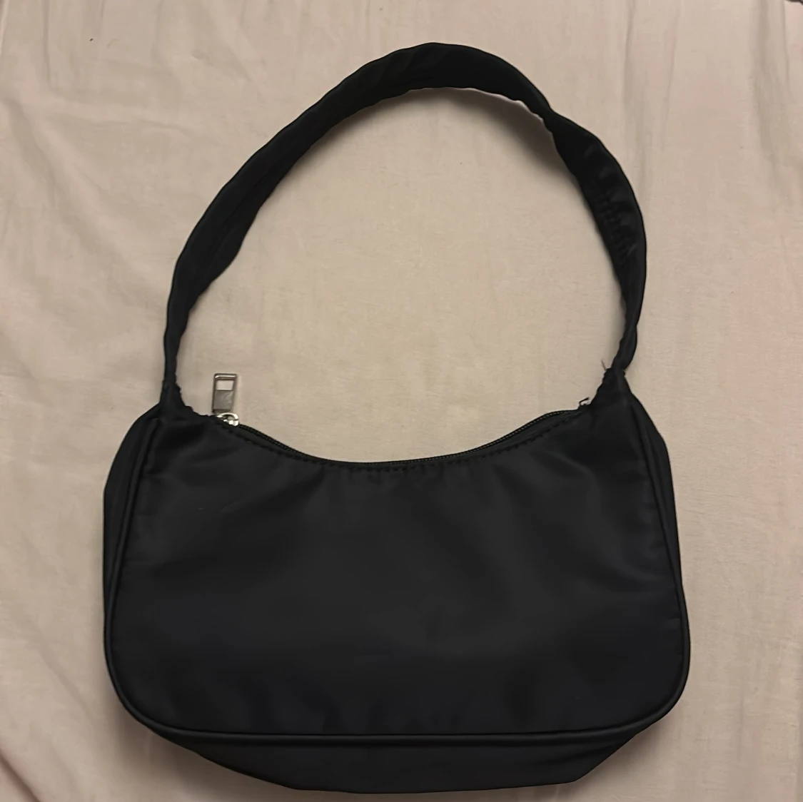 Svart axelväska i syntetmaterial