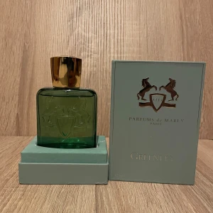Parfums de Marly Greenley 125ml - Greenley från Parfums de Marly är en exklusiv parfym i en snygg grön flaska med guldig kork. Volymen är 125 ml. Perfekt för dig som vill sticka ut med en lyxig och modern doft från Paris.