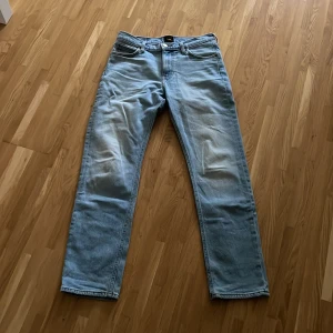 Ljusblå Lee jeans straight fit - Säljer ett par ljusblå jeans från Lee med klassisk femficksdesign och raka ben. Jeansen har normal midja och är tillverkade i mjukt denimtyg. Perfekta för dig som gillar en avslappnad och tidlös look. Storlek: 29/32