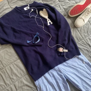 Mörkblå stickad tröja från Ami - Snygg mörkblå stickad tröja från AMI perfekt inför hösten. Tröjan är både varm och snygg på samma gång. Storlek M (passar L) utmärkt skick! Hör av er vid funderingar😊