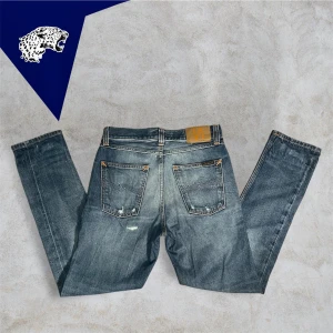 NUDIE JEANS  - Riktigt snygga Nudie med snygga slitningar | Stl: Passar W26 L30 | Skick: 8,5/10 | Modellen är 180 | Hör av er vid funderingar! 