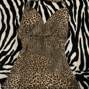 Leopardmönstrad halterneck top🍒🖤 - en snygg leopardmönstrad halterneck topp 🍒🖤 Den är sydd för hand av mig men har inte kommit tlll användning 🍒🖤 