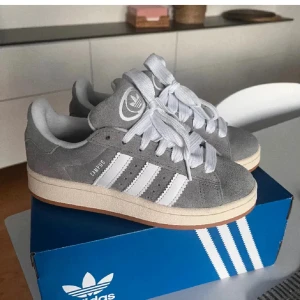 Grå Adidas Campus sneakers mocka - Grå Adidas Campus sneakers 
