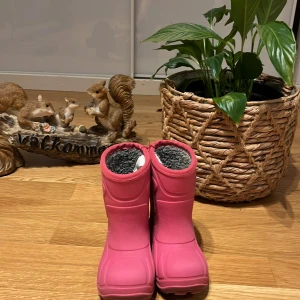 Rosa fodrade stövlar - Säljer ett par rosa stövlar med grått, mjukt foder på insidan. Skorna har en robust och mönstrad sula samt en cool, sportig design på utsidan. Perfekta för kalla och blöta dagar när du vill hålla fötterna varma och torra. Kan frakta samma dag.
