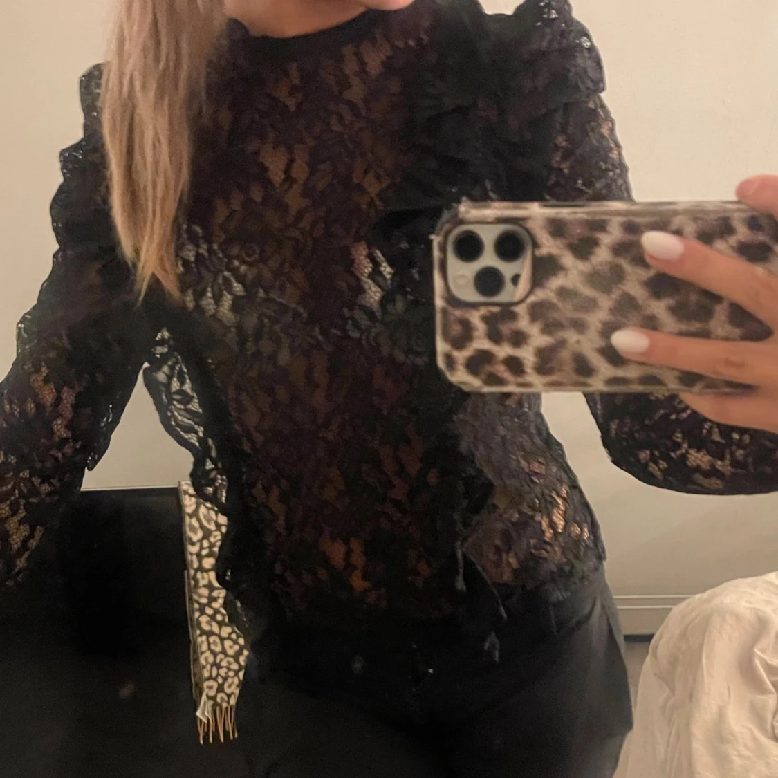 Svart spetsblus med volangdetaljer