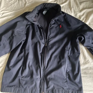 Windbreaker Ralph lauren  - Säljer min windbreaker från Ralph lauren pågrund av att den är för liten, pris kan diskuteras 