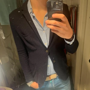 Stickad kavaj - stickad kavaj ifrån Altea Milano. Storlek L men sitter mer som en M/S. Fint skick utan defekter, modellen är 183cm lång. Nypris ca 5000kr. Hör av dig vid funderingar!🙏// Ville