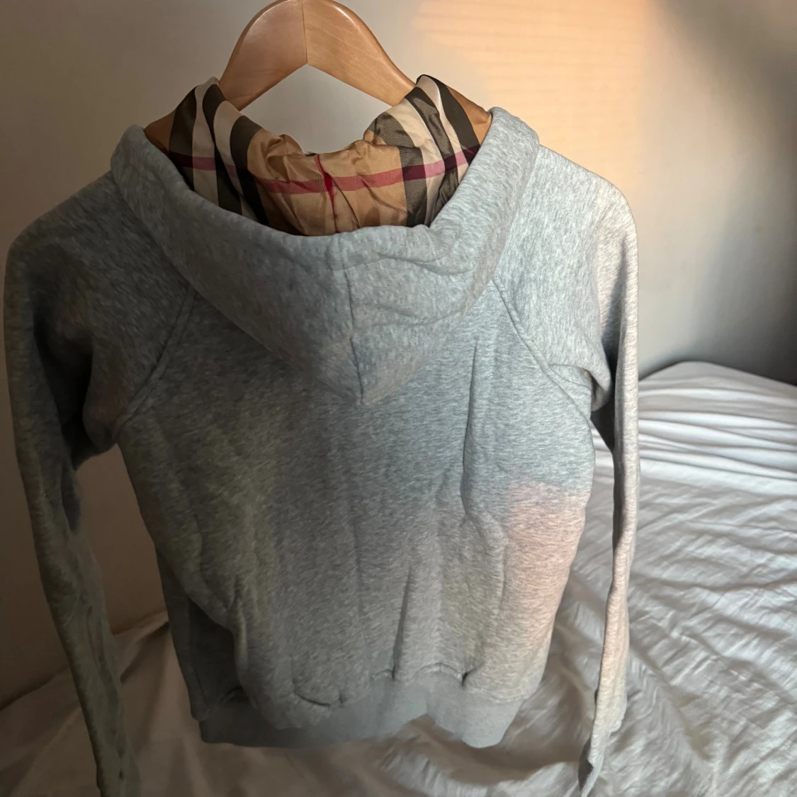 Grå hoodie från Burberry med dragkedja - 1