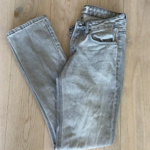 Gråa raka jeans - Säljer ett par gråa raka jeans från lager 157 i storlek XS! Perfekt nu inför hösten! Passar till allt! Inga defekter! Normala i storleken!🩶 modell icon! Nypris: 400kr 