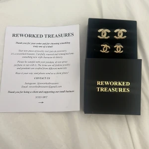  Guldiga Örhänhen - Säljer två par ikoniska örhängen i guld med glittriga strassdetaljer. Örhängena är köpta från Reworked Treasures och kommer i en snygg svart ask. Perfekt för dig som vill addera lite lyx till din look.