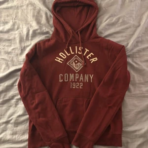 Mörkröd hoodie från Hollister - Snygg vinröd hoodie från Hollister, kvaliten är bra 8,5/10. Skriv vid minsta fundering!! Pris 399kr!!!