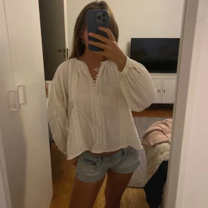 Krämvit blus   - Säljer denna supersöta krämvita blus med fina spetsdetaljer från Zara. Köpt på barnavdelningen och är i storlek 164/13-14 vilket jag skulle säga motsvarar xs-s🤗🤗