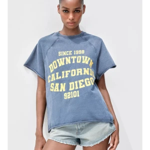 Blå t-shirt med tryck - Cool blå t-shirt med gul text. Jättesnygg men passade inte riktigt mig, använd endast en gång. Pris kan diskuteras
