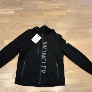 Moncler Jacka/Windbreaker - En perfekt moncler Jacka till vintern eller hösten, en sällsynt färg som är svår att få tag i. DM FÖR FRÅGOR! Använd instabox för 1-2 dagars leverans!