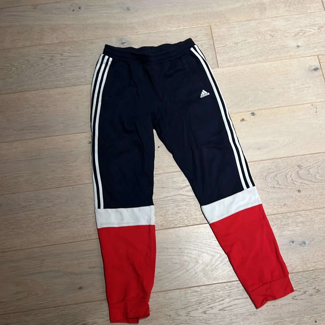 Adidas träningsbyxor blå/röd/vit