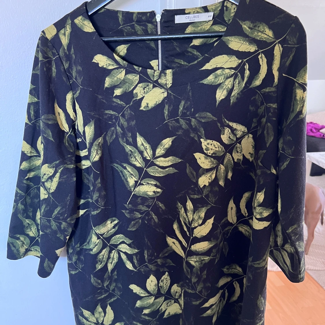 Svart lång tröja med grönt bladprint Cellbes