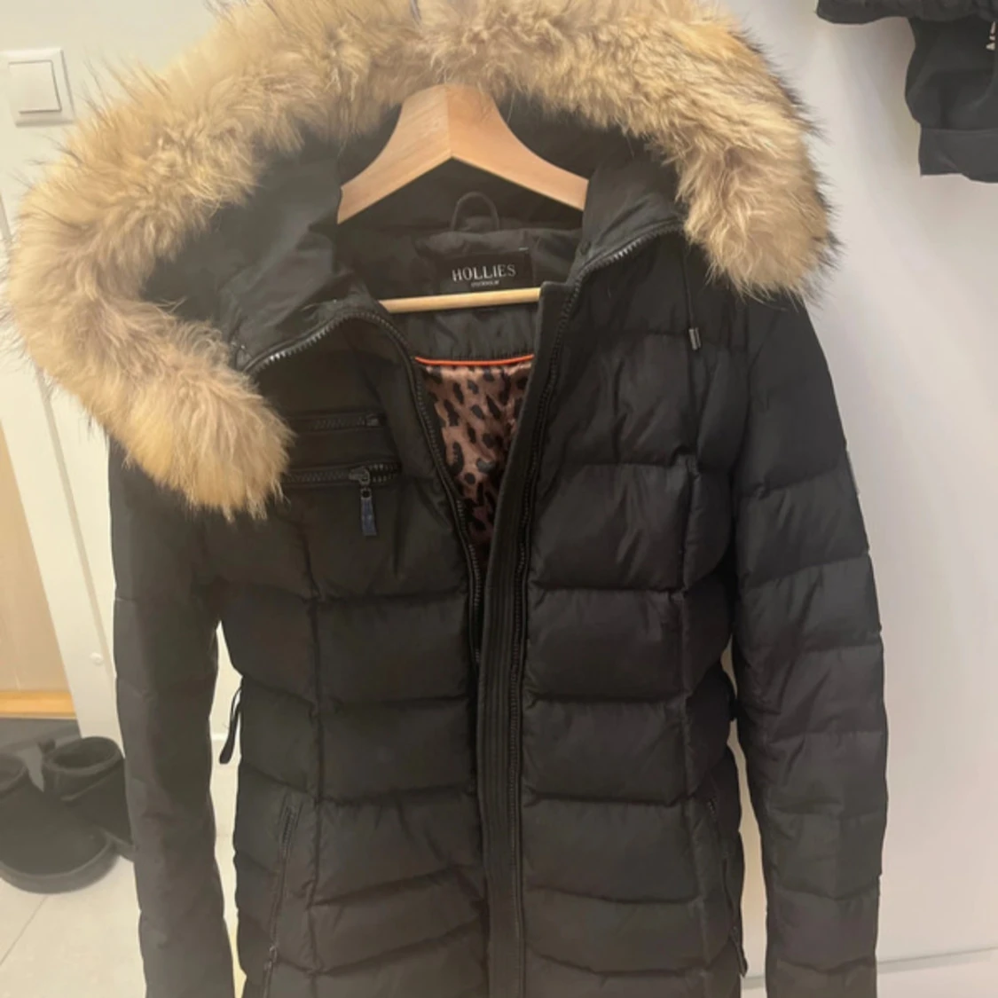 Svart pufferjacka Hollies med päls