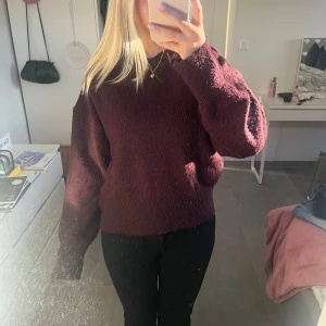 Vinröd stickad hoddie  - Superfin vinröd stickad hoddie från Gina Young. Storlek 170 men sitter som en S