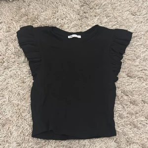 volang topp - en söt volang topp. storlek m men passar xs 💓