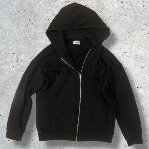Svart Zip-Up hoodie - Säljer denna svarta zip-hoodien från YourTurn. Tröjan har används men är fortfarande i mycket bra skick utan några defekter, den är i stl S. Hör av er vid intresse, pris kan diskuteras!