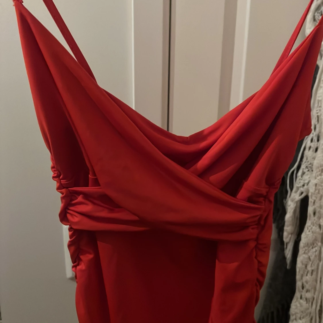 Röd omlottklänning med drapering - 2